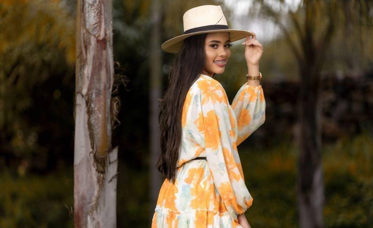 Es estudiante de Ingeniería civil, su color favorito es el amarillo y azul. Pasatiempo: estar con su mascota y escuchar música. Proyección social: donación de mascarillas y gel para alumnos de un centro educativo.