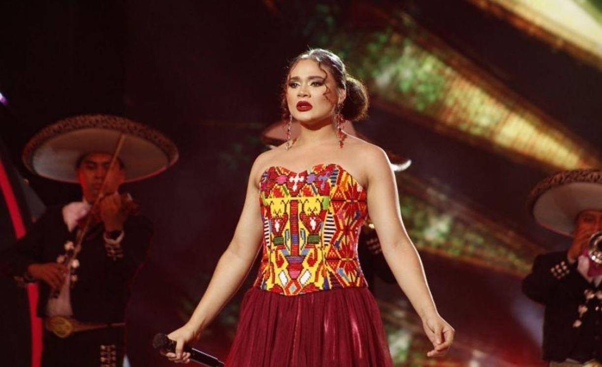 “Nos cantas con tus ojos”, dijo Lola Cortés, haciendo referencia a la profunda mirada de Cesia.