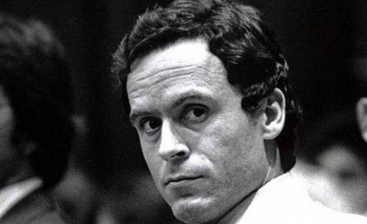En 1980 fue condenado a la silla eléctrica gracias a la prueba concluyente del odontólogo forense, que identificó la morfología de su dentadura en una de las víctimas. Ted Bundy fue ejecutado 9 años más tarde, dejando tras de sí una lista de 28 víctimas y un pasado negro en la historia de América.