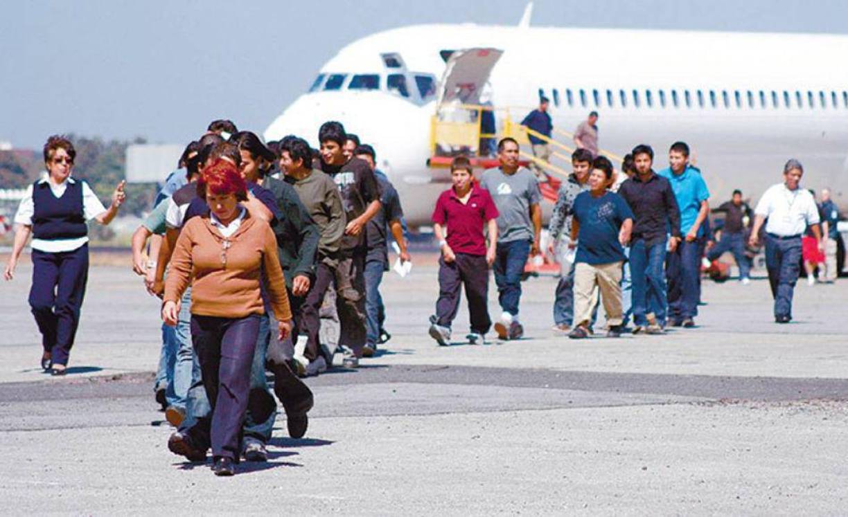 Con solo 20,000 agentes del ICE disponibles, el gobierno tendría que contratar y capacitar a una fuerza laboral mucho mayor para llevar a cabo detenciones y deportaciones a gran escala.