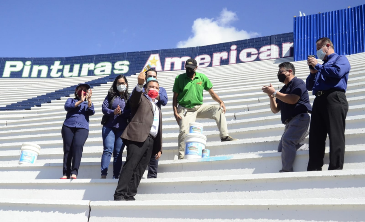Miembros de la Comisión junto a representantes de la empresa que donó la pintura.