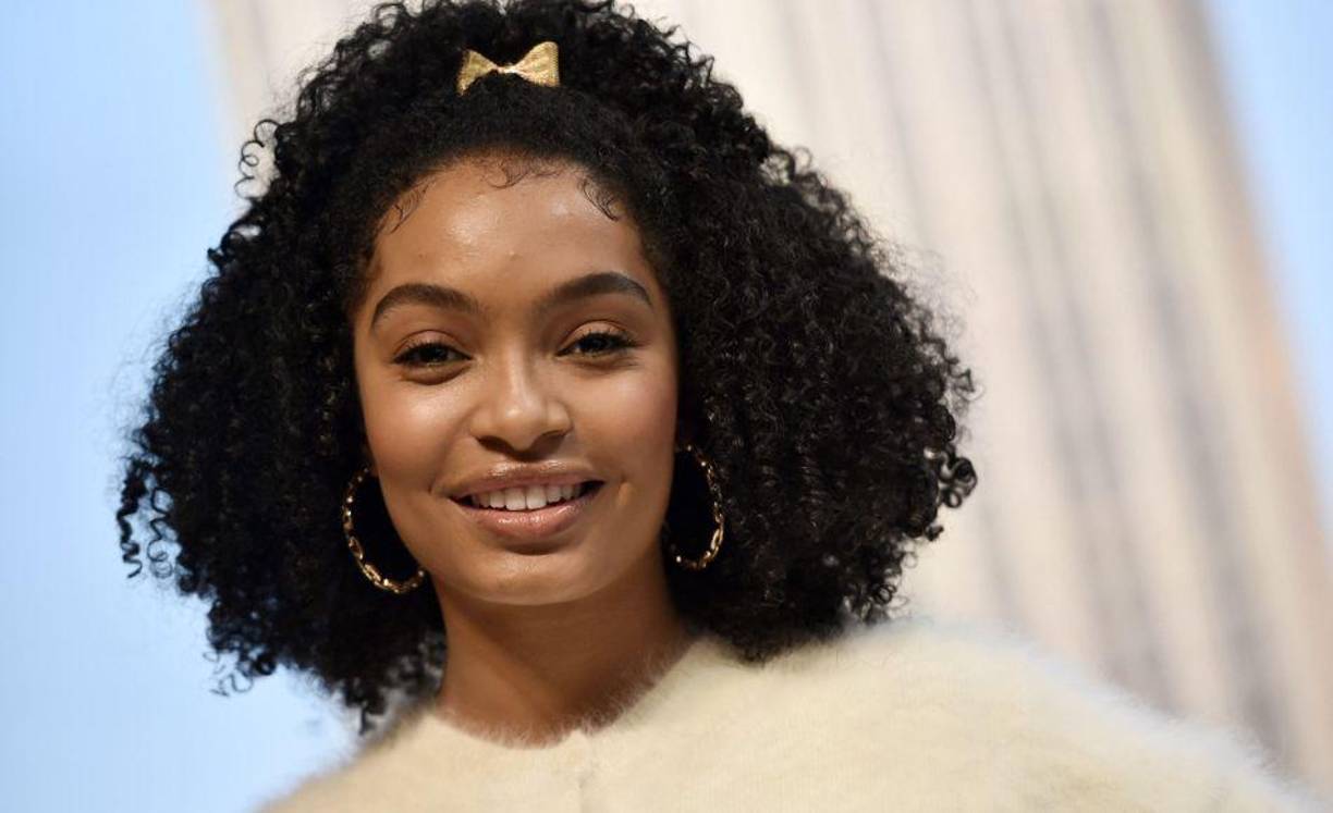 Esta última producción narra los años universitarios de Zoey, su papel para la producción. En el cine, la actriz protagonizó recientemente la película ‘El Sol también es una estrella’, junto al actor Charles Melton. 