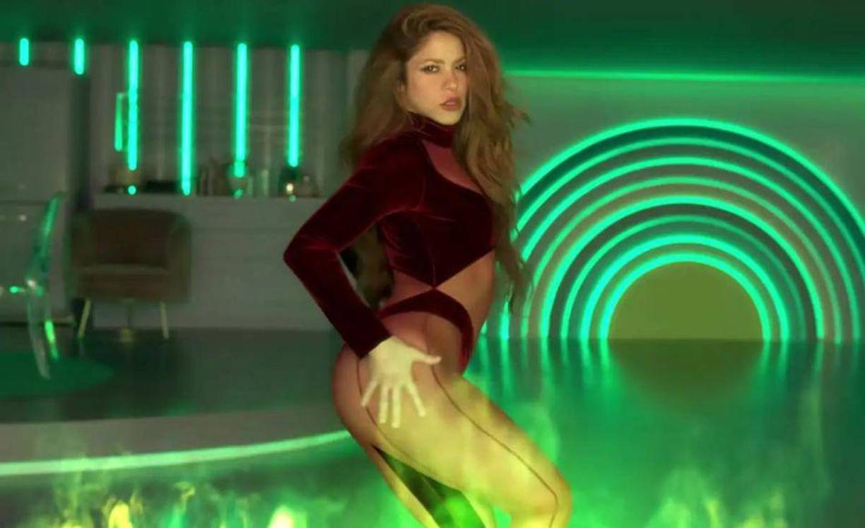 “Por completarte me rompí en pedazos” inicia citando la canción. 