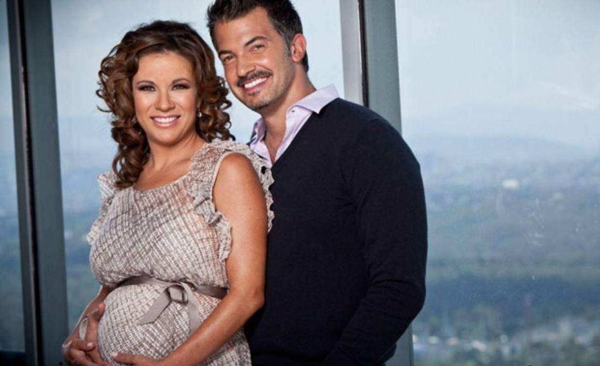 Tan sólo tenían tres meses de haber iniciado su romance cuando revelaron que estaban juntos y, por si fuera poco, Ingrid Coronado ya se encontraba embarazada de su primer hijo en común con el argentino. 