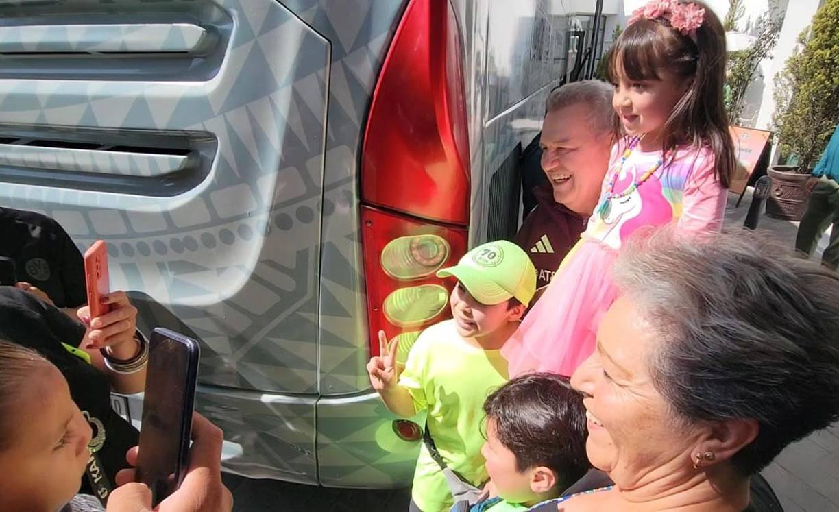 El entrenador de México se mostró sonriente en todo momento al compartir con los aficionados mexicanos.