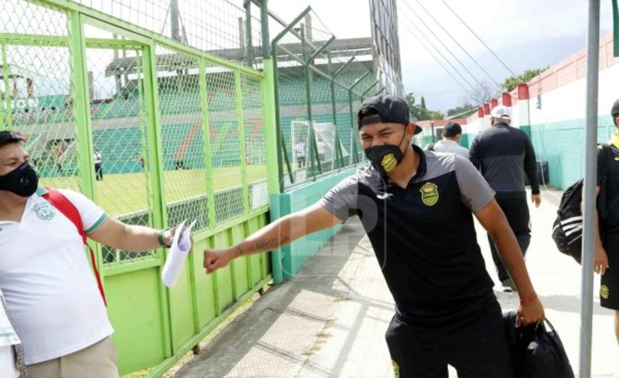 Mario Martinez saludando a un empleado del Marathón en el Yankel.