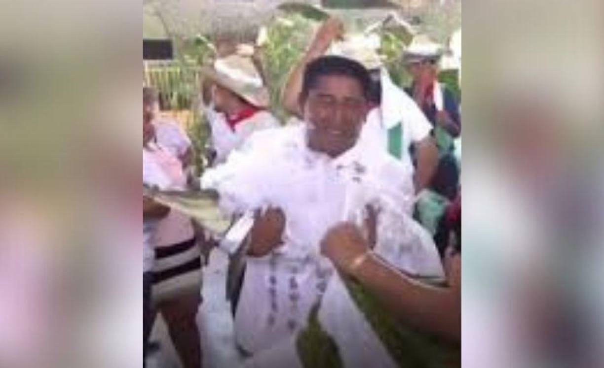 Mientras las trompetas sonaban y los tambores brindaban un ritmo festivo, los lugareños llevaron a la novia caimán en sus brazos por las calles del pueblo mientras los hombres la abanicaban con sus sombreros.