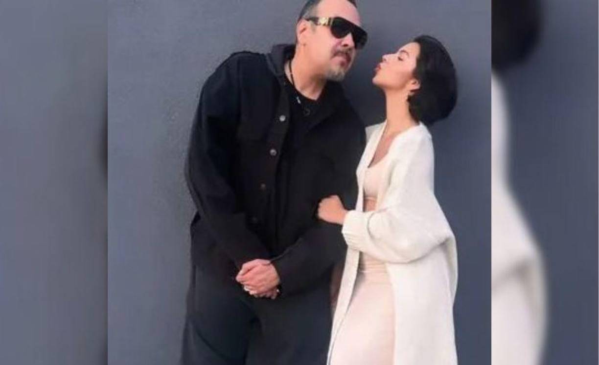 En los últimos días, han corrido los rumores de que Ángela Aguilar y Christian Nodal están esperando a su primer hijo juntos. Estas teorías se han desatado en redes sociales debido a la apariencia del abdomen de la joven, así como también algunos comunicadores se han inclinado a esta posibilidad.