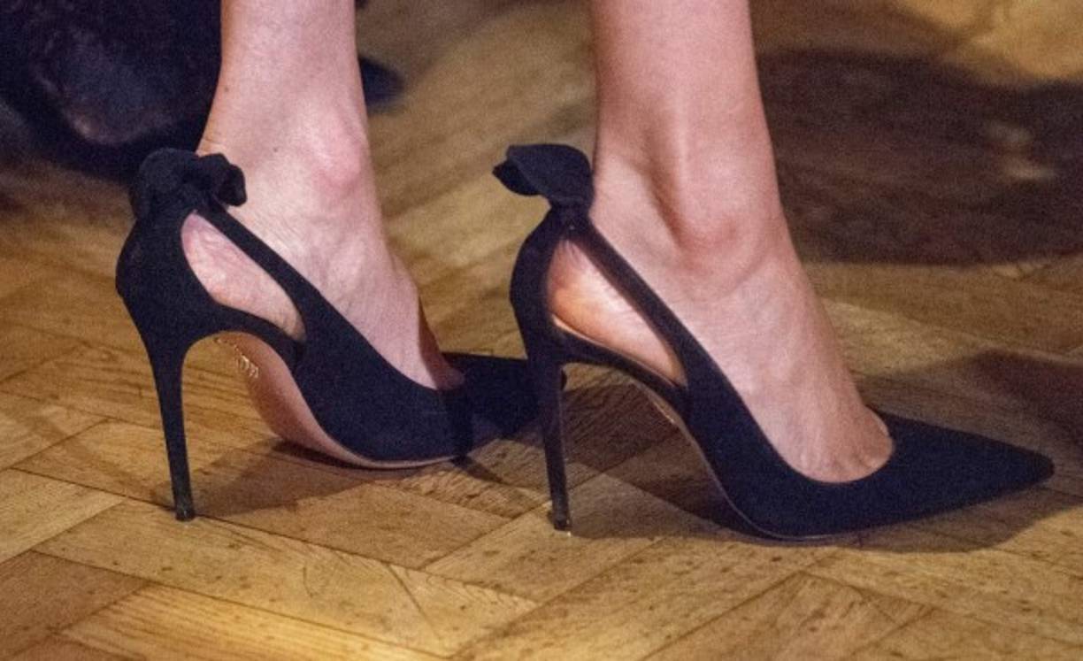 La esposa del príncipe Harry usó unos tacones con un escote en la parte media, dejando a la vista parte de su talón, que lucían un tanto descuidados.<br/>