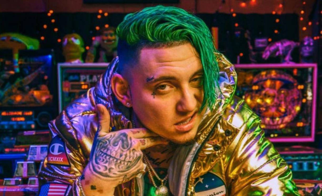 “El Guasón” como se auto llamaba, se convirtió en uno de los artistas urbanos más polémicos, no solo por su irreverente comportamiento, sino por su extravagante apariencia física. 