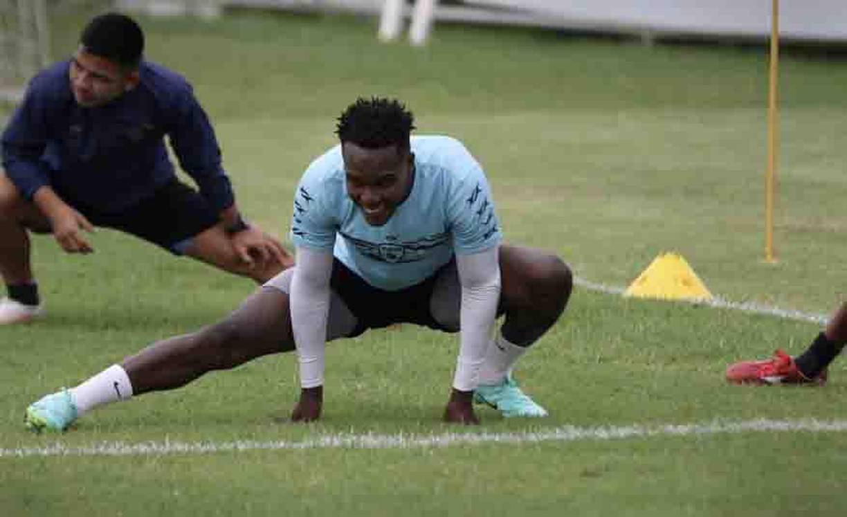 Rubilio Castillo: Motagua sigue a la espera del club chino que tiene demandado al jugador ante FIFA. Depende de ellos el que delantero vuelva y firme con el club azul.