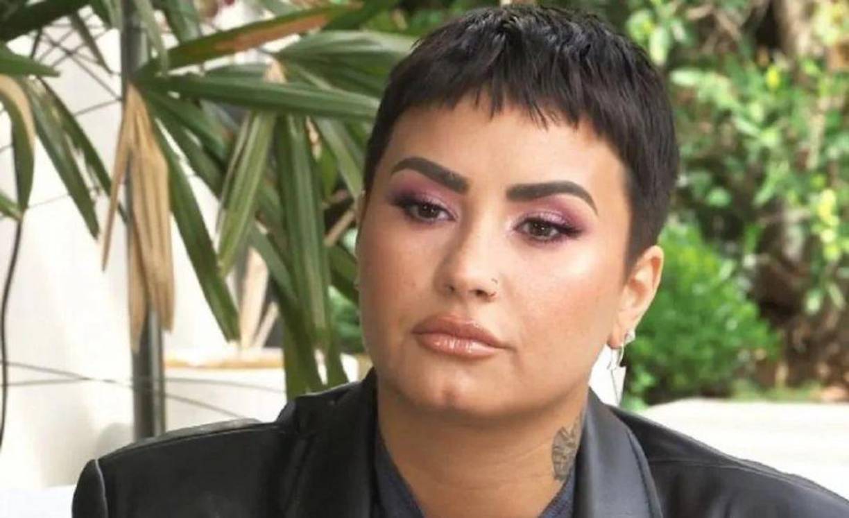 Asimismo, sus pronombres revelados son más tradicionales, pero no sin un viaje que llevó a Lovato a un lugar genuino, indicó.