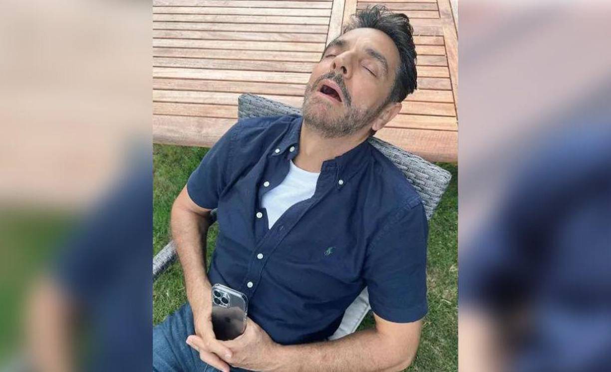 En la primera, vemos a Eugenio con una camisa azul completamente dormido sobre una silla.