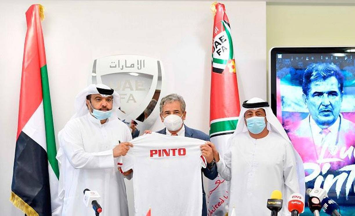 También tuvo un paso por la Selección Nacional de Emiratos Árabes Unidos pero este fue corto, rescindió contrato luego de tres partidos amistosos jugados.