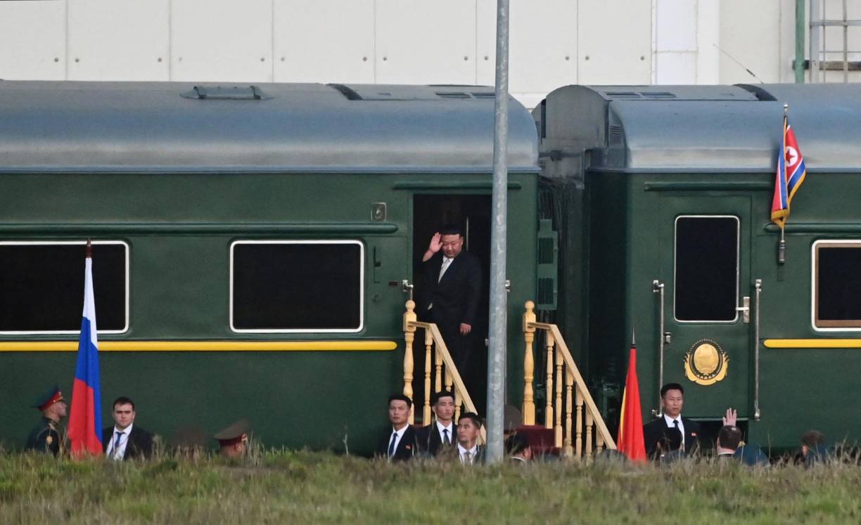 En la estación de Jasán, Kim fue recibido con alfombra roja y una guardia de honor integrada por efectivos de las tres ramas de las Fuerzas Armadas de Rusia y una orquesta militar..