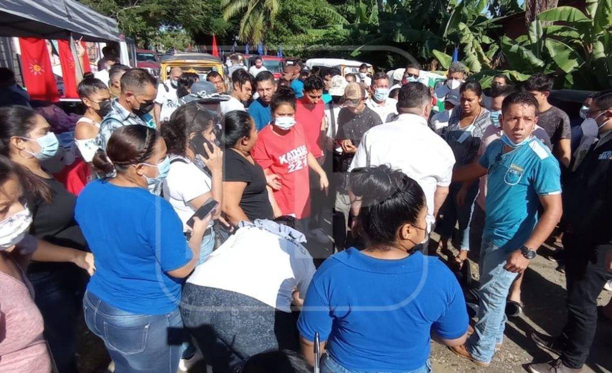 Lo cierto es que la aglomeración de personas se ha visto en los distintos centros de votación y algunas sin el uso de la mascarilla.