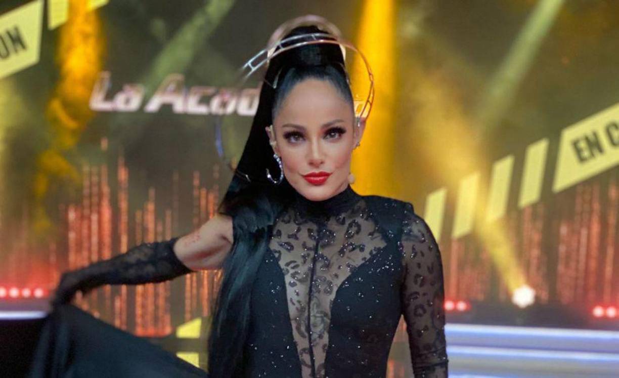 Lola se caracteriza por utilizar atuendos muy peculiares en la televisión.