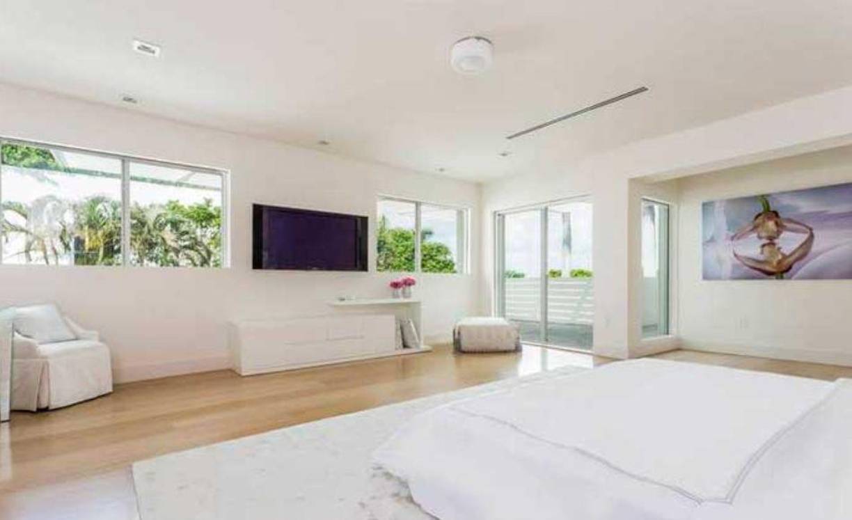 La propiedad cuenta con seis dormitorios, siete cuartos de baño y amplios y luminosos salones. Los baños tienen acabados de lujo y al igual que las habitaciones, están bien iluminados. La casa también tiene un espacio destinado para el área del gimnasio, el cual es perfecto para que la cantante se ejercite y lleve a cabo sus rutinas de baile.