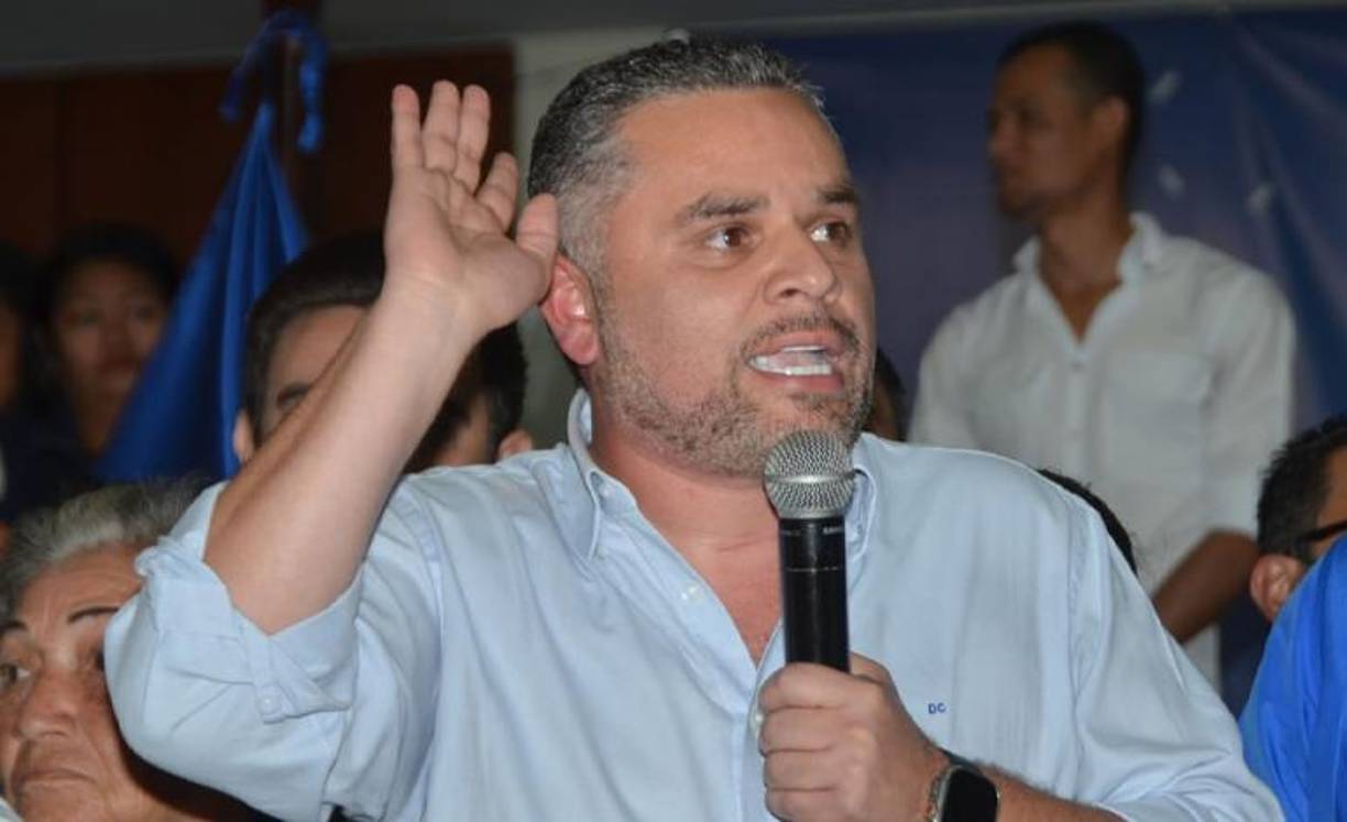 “Yo fui la última persona que abordó ese avión, ¿con qué pasaporte hice (mi paso por) Migración?, con el pasaporte ordinario, nunca utilicé el pasaporte diplomático. Me chequeé normal donde me llama un muchacho de Migración y le presento mi pasaporte ordinario, que me lo tienen retenido de manera ilegal, mañana le he dicho a mis abogados que se apersonen para que lo puedan recuperar”, aseguró el exdiputado hondureño. 