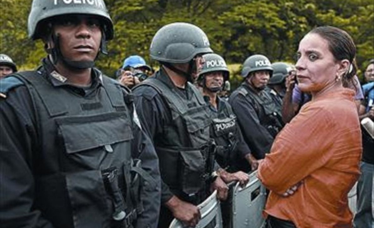 Ganándose el cariño y respeto de los manifestantes.