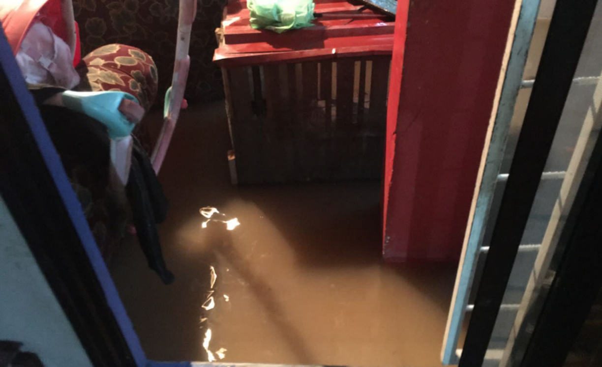 Muchas viviendas se encuentran dañadas debido a las inundaciones en diversos barrios y colonias.