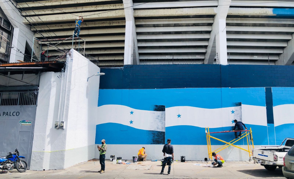 Banderas de azul turqueza han sido pintadas para adornar el exterior del circuito. 