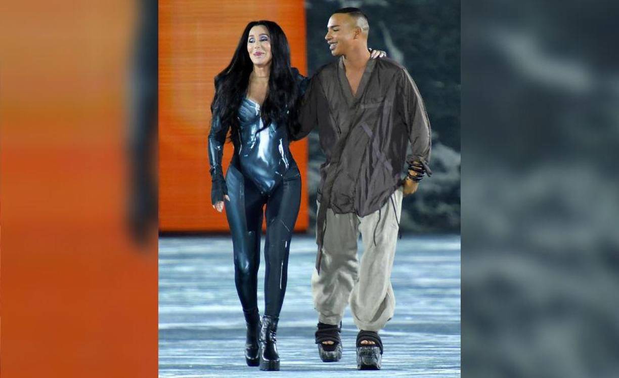 Cher y Olivier Rousteing en el desfile de Balmain en la Semana de la Moda de París.