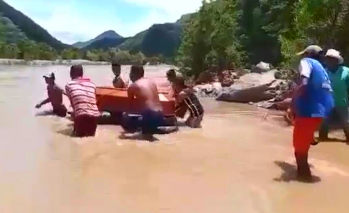 Para poder llegar al cementerio de El Recodo, los habitantes de esta comunidad tuvieron que cruzar el caudaloso río Choluteca. 