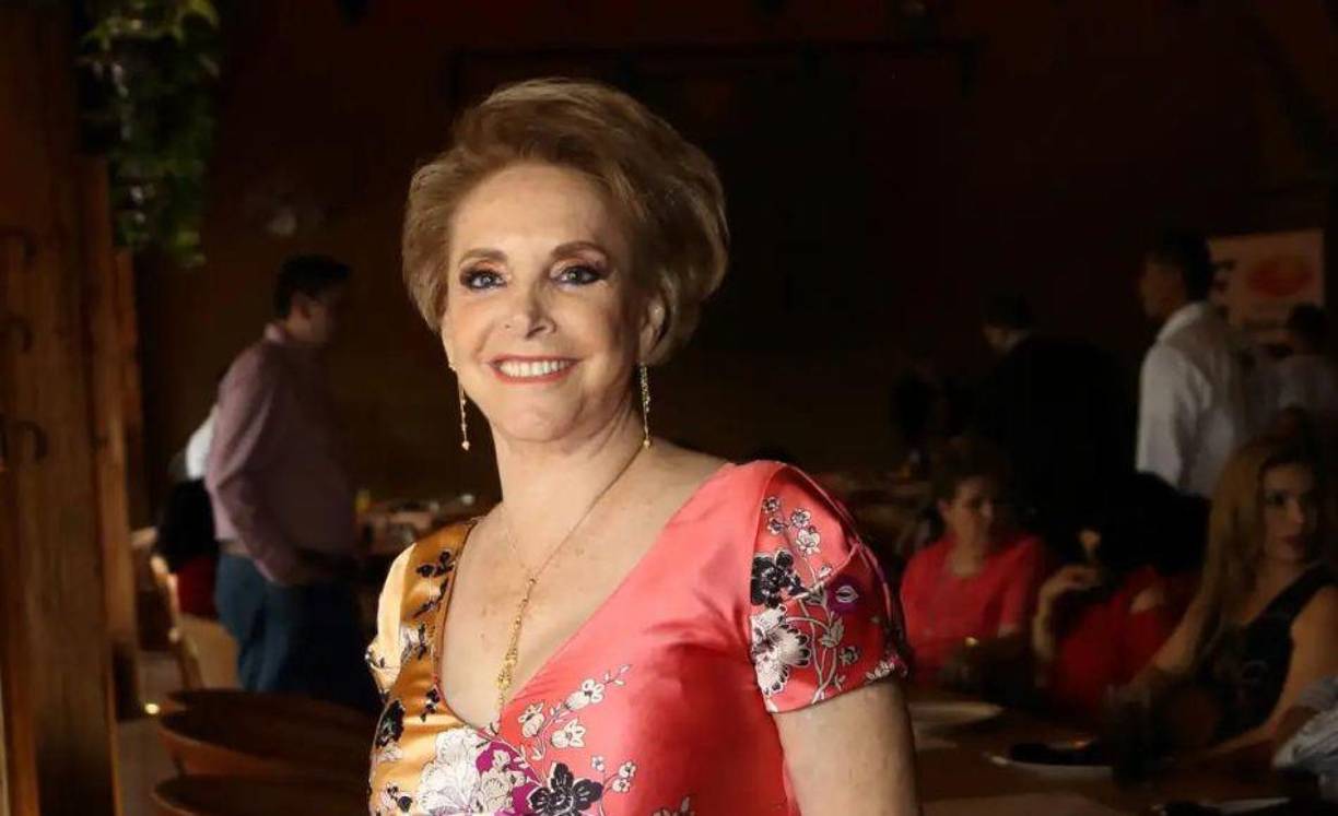 María del Refugio Abarca, mejor conocida como Doña Cuquita, hizo frente a las críticas que recibió luego de que aseguró que le tenían sin cuidado las infidelidades de su fallecido esposo, Vicente Fernández, cuyo legado será recordada este Día de Muertos con un monumental altar que se montó en su rancho Los Tres Potrillos y que está abierto al público.