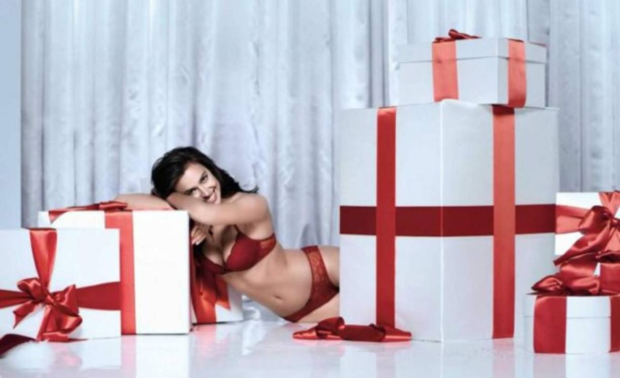 Irina Shayk ha anticipado las Navidades y se presenta como el mejor y más sexy regalo por estas fechas.