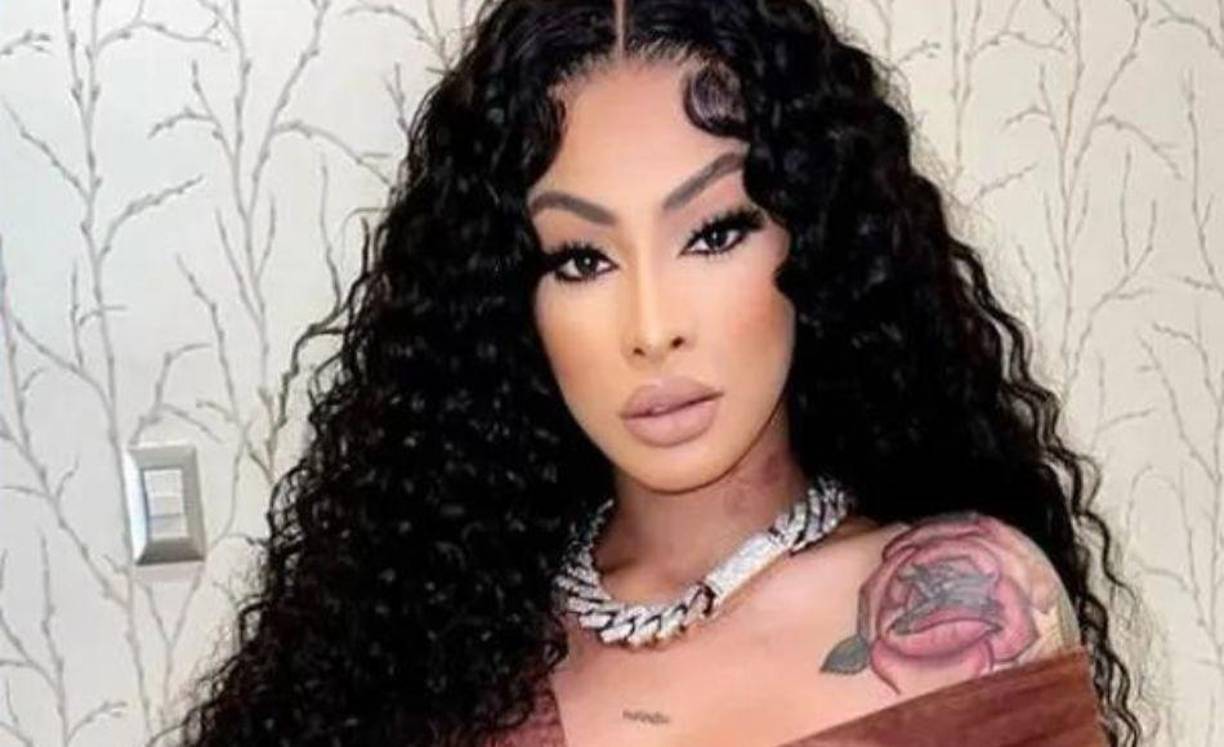 La artista que inició su carrera en la música al poco de cumplir 18 años en 2019. Ahora Yailin tiene 21 años, se convirtió rápidamente en una de las cantantes más famosas de la República Dominicana, su país natal, y todo gracias a su remix viral de ‘Chivirika’. Poco a poco su popularidad fue creciendo, y empezó a ser más conocida en América Latina, y también en España.