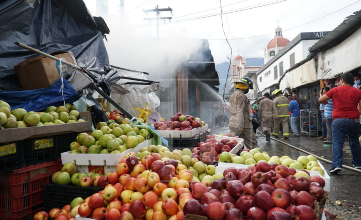 Algunos negocios quedaron completamente destruidos. 