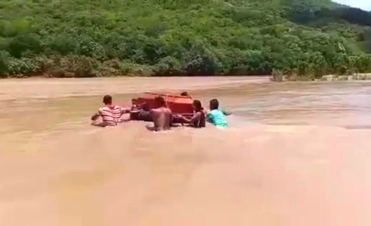 Cada vez, la misión se ponía más difícil debido a la fuerte corriente del río.
