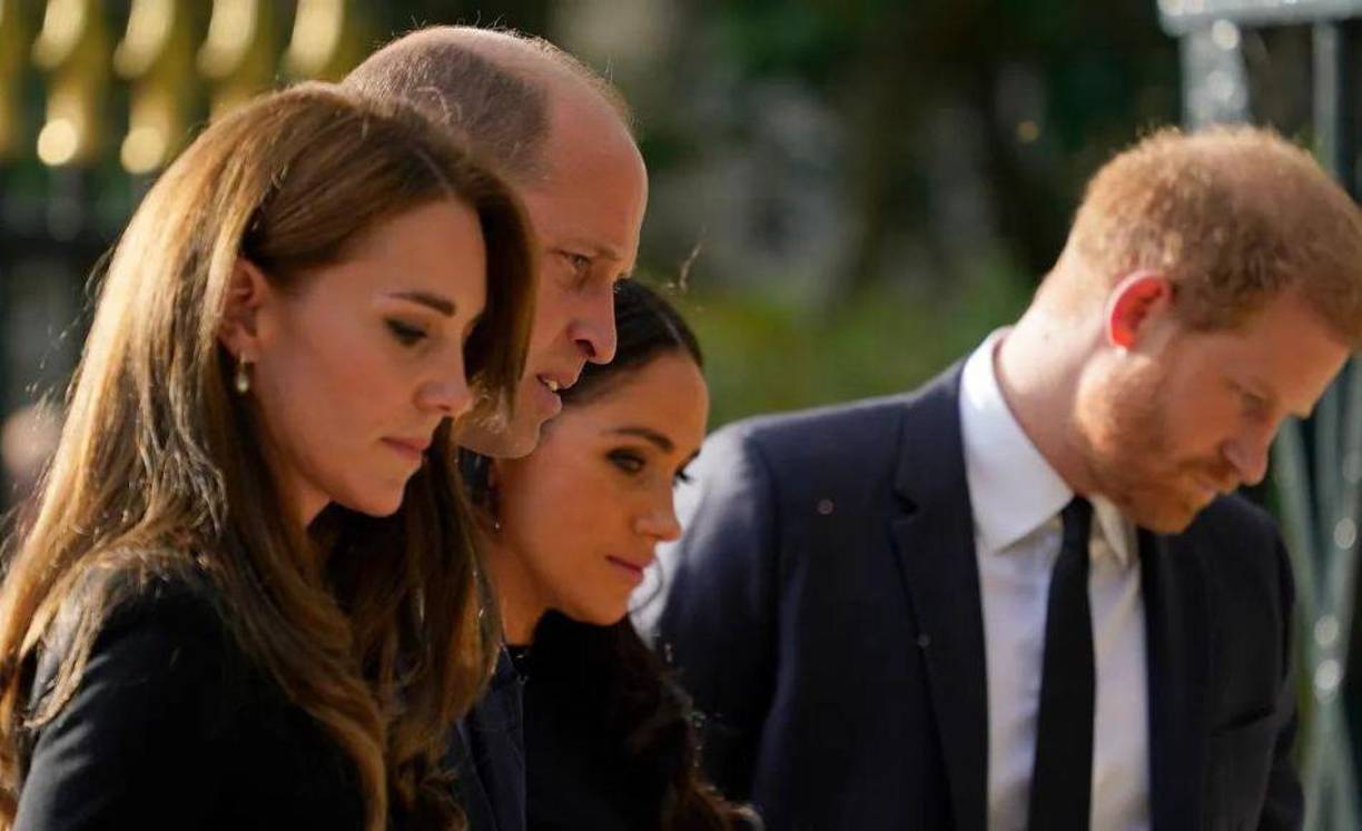 Cuando miras a Kate, ella es toda real. Ella es la única. Entonces, mirando a Kate, debes reconocer que esto es algo para lo que ha sido preparada. No creo que haya una cuestión de quién es mejor en eso. Creo que es más quién se sintió más cómodo estando en esa piel, y eso para mí es Kate”.