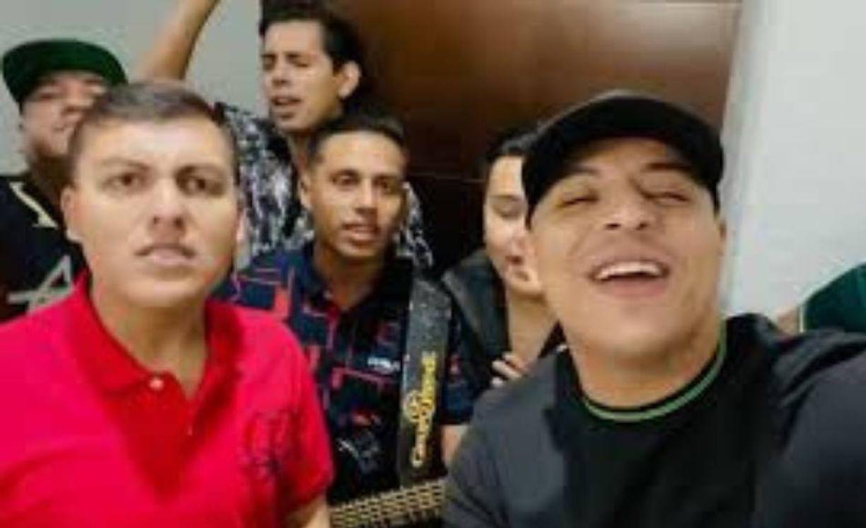 En el video, Eduin Caz señala con emoción “¡señores, ya somos dos millones! Gracias familia”, al momento en que enseña el celular donde se aprecia el videclip “Calidad”, tema que hizo con el compositor Luis Mexia y brinda con su equipo de trabajo.