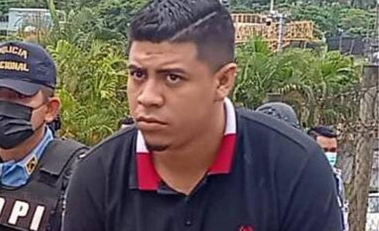 A los dos presuntos mareros se les decomisó un fusil 2.23 y una pistola nueve milímetros.