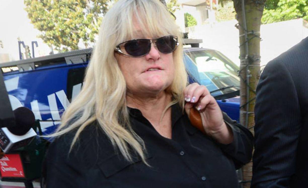 Rowe dice que en la noche de la fiesta habría 90 pastillas de Percocet u otras drogas en un plato de dulces. Ella dice que regularmente intercambiaba drogas por acceso.