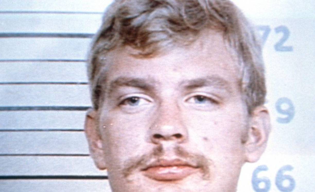 El pastor de la prisión, Roy Ratcliff, recordó que Dahmer tenía un cartel de Reunión Anónima de Caníbales en su pared.