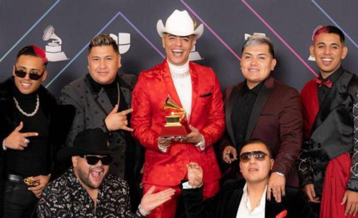 El cantante y vocalista de Grupo Firme, Eduin Caz, invitó a cenar a los integrantes de la agrupación y a Juan de Dios Pantoja, a fin de festejar que su más reciente sencillo, “Calidad”, ha logrado en la plataforma YouTube más de 2 millones de reproducciones.