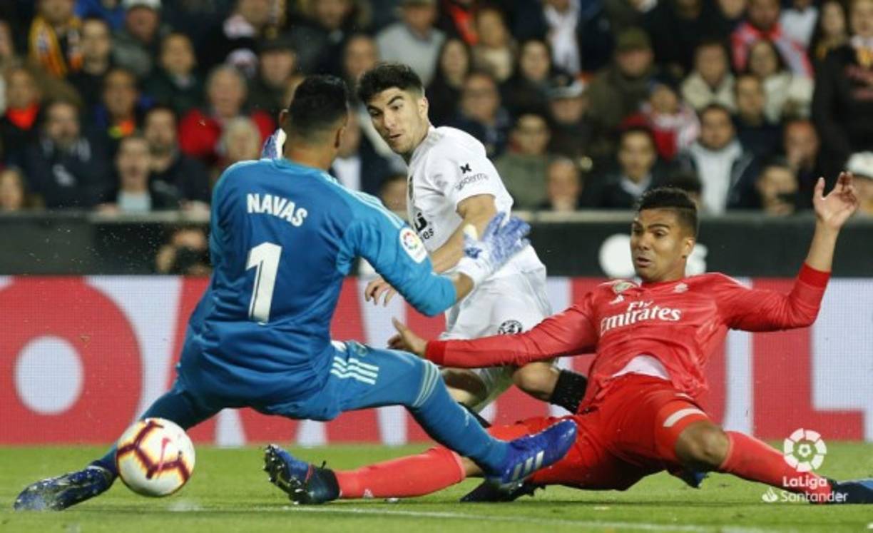 Keylor Navas salvó al Real Madrid del segundo gol en esta acción de Carlos Soler, minuto 52. Foto LaLiga.es