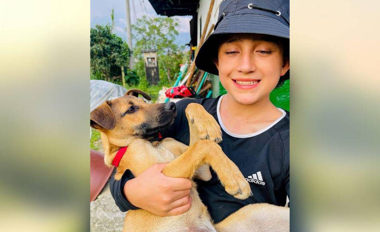 Con sus videos y fotos muestra lo orgulloso y agradecido que se siente por crecer en el campo, sobre todo por los animales que cuida como sus perritos, siendo Toño uno de los más fieles.