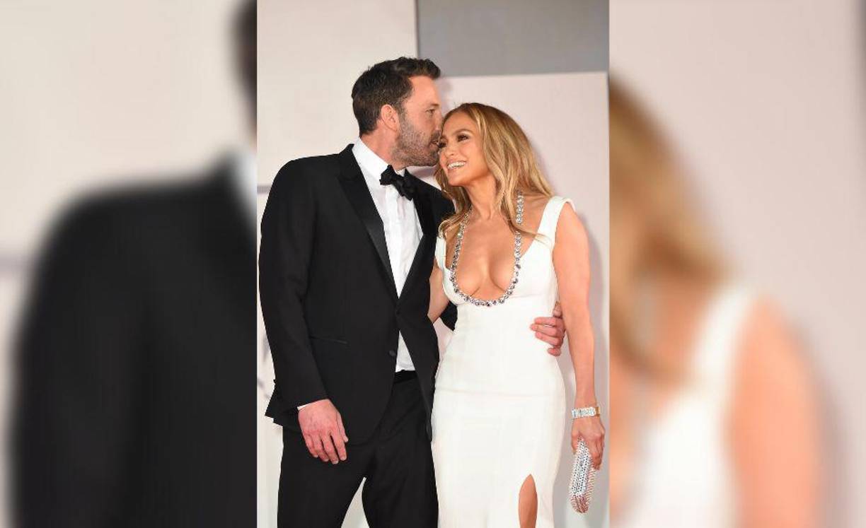 “¡Lo hicimos! El amor es lindo, el amor es amable y resulta que también es paciente por 20 años”, publicó JLO