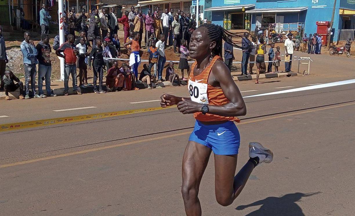 El suceso ocurrió en el condado de Trans Nzoia, en el oeste de Kenia, de donde la atleta fue trasladada de urgencia al Hospital Universitario y de Referencia Moi de la ciudad occidental de Eldoret por la gravedad de las heridas.