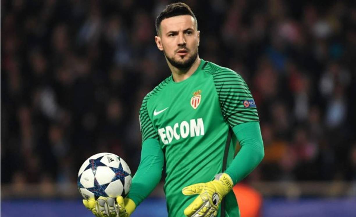 Danijel Subasic (36 años) - El portero croata, tras ocho años y medio en el AS Mónaco, en junio de 2020 abandonó la entidad monegasca y sigue sin equipo.