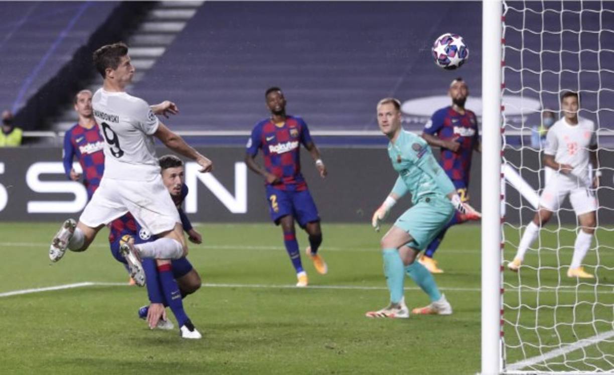 Robert Lewandowski, asistido por Coutinho, apareció y marcó con este remate de cabeza. Era el 2-6.