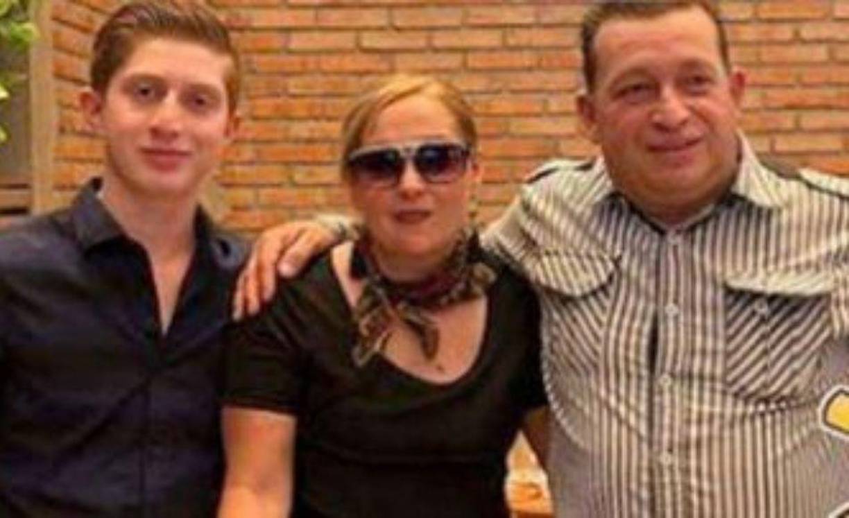 Cuando le preguntaron si ya sabe quién le disparó a su hijo, el padre de Octavio Ocaña dijo que sí. “Por supuesto, claro, nada más que no le puedo decir exactamente, pero fueron uno de los 9 policías, fue con el misil, con la metralleta que lo matan, eso es la prueba segura, tengo 8 carpetas de investigación”, añadió.