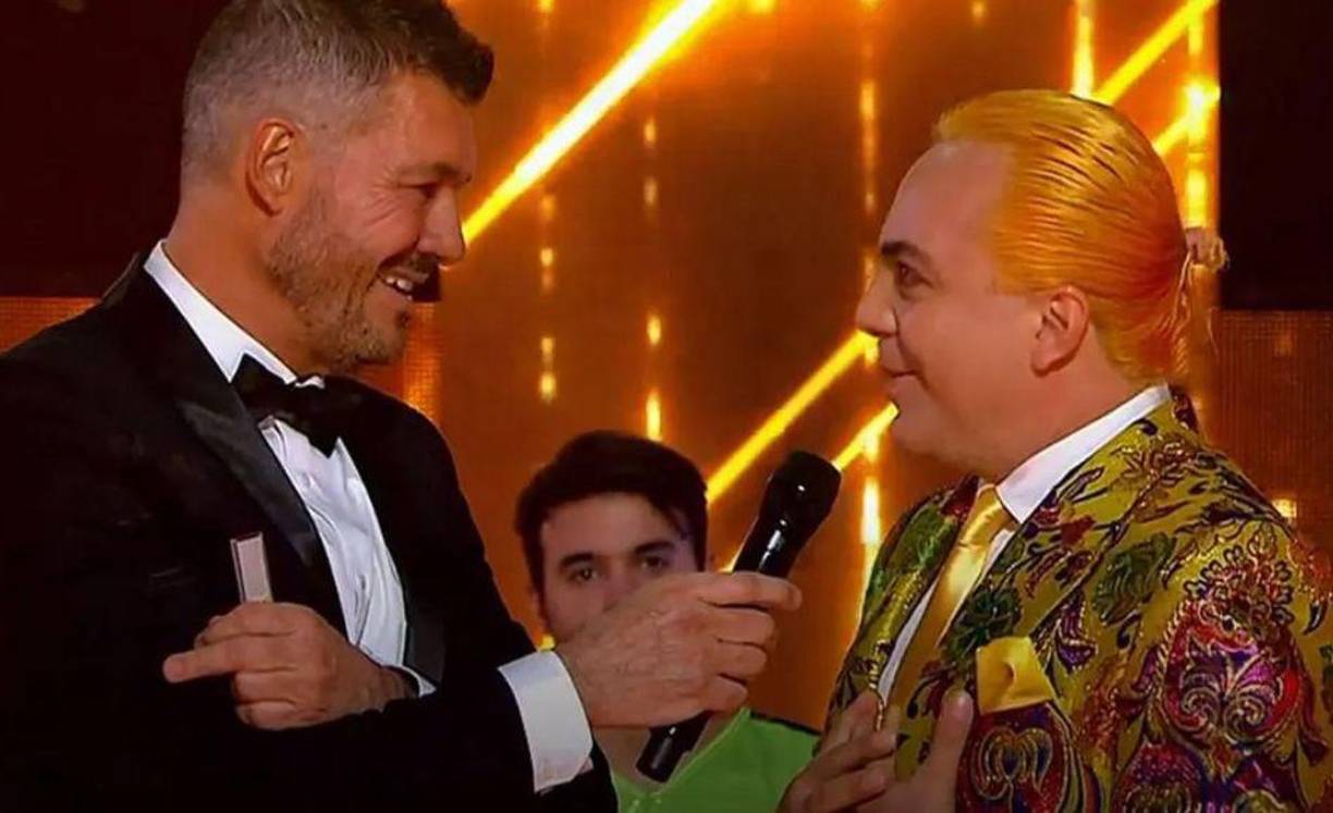 Como se observa en este último video, en realidad el color de cabello del intérprete es ahora naranja y la cabellera morada sería una peluca. ¡Nadie puede negar que el cantante se sacrifica por su arte!