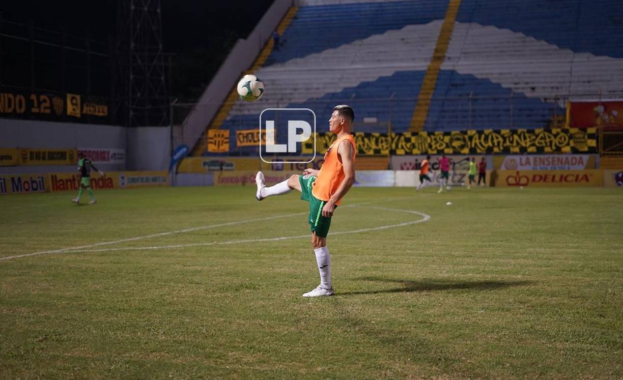‘Paquito‘ Martínez estuvo dominando el balón durante el calentamiento previo al inicio del partido.