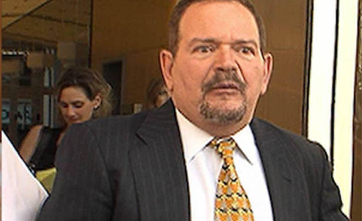 Rowe dice que la gente poderosa llamaría a Klein, lo invitaría a una fiesta y le pediría drogas como obsequio. 