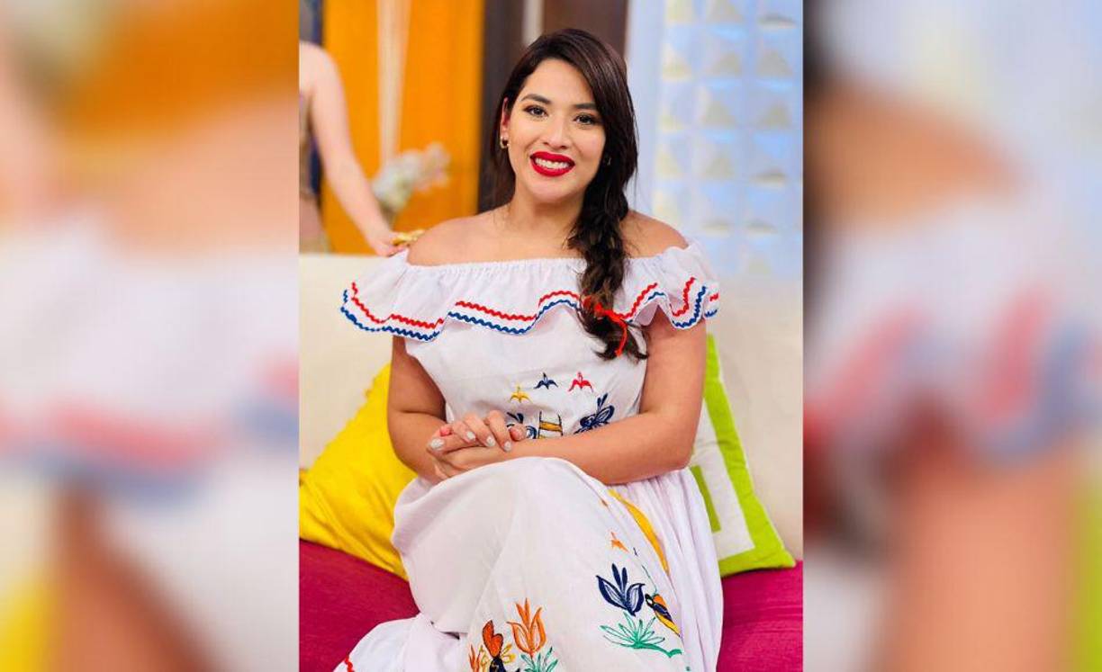 La guapa Carolina lució muy linda vestida con un traje típico de manta. 